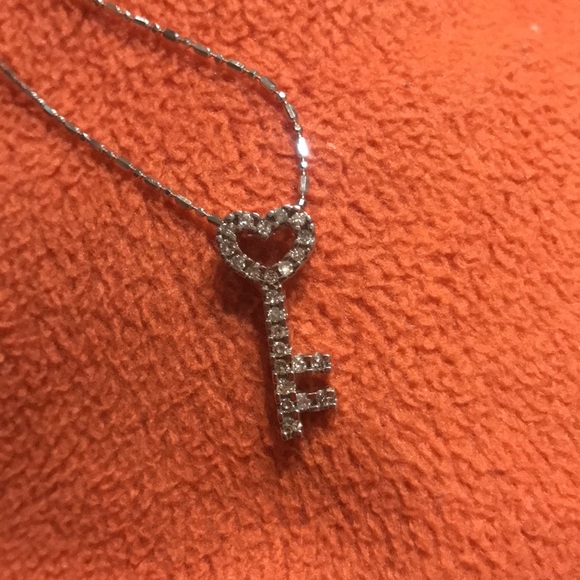 14k white gold 1/3k Diamond Key necklace Aurafin signed - Picture 9 of 10